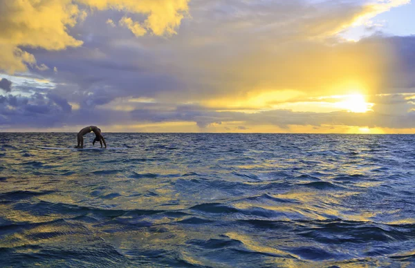 Sunrise yoga on paddleboard — Stock Photo, Image
