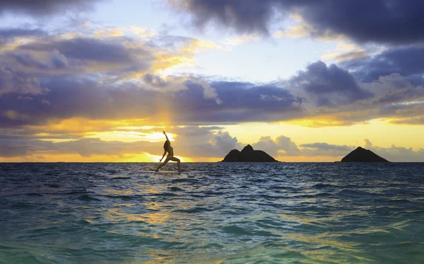 Yoga all'alba sul paddleboard — Foto Stock