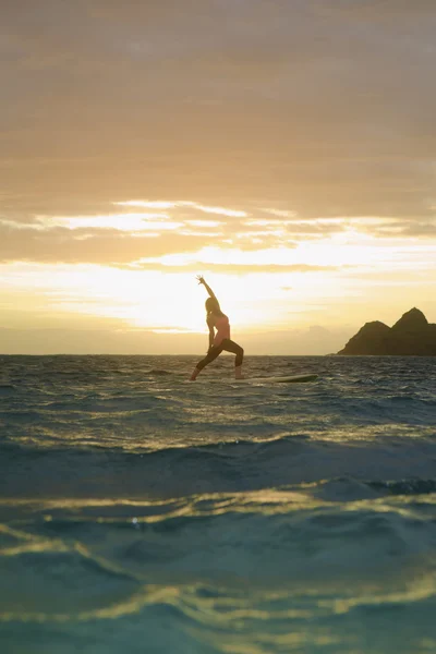 Yoga all'alba sul paddleboard — Foto Stock