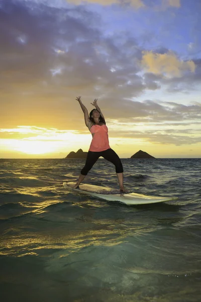 Sunrise yoga paddleboard üzerinde