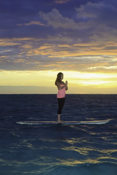 Yoga del amanecer en el paddleboard — Foto de Stock