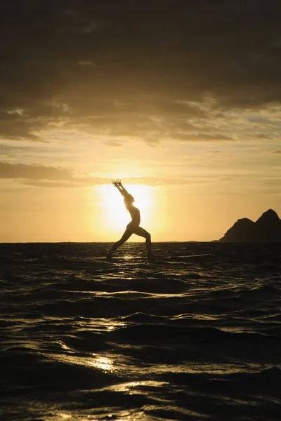 Sunrise yoga on paddleboard — Stock Photo, Image