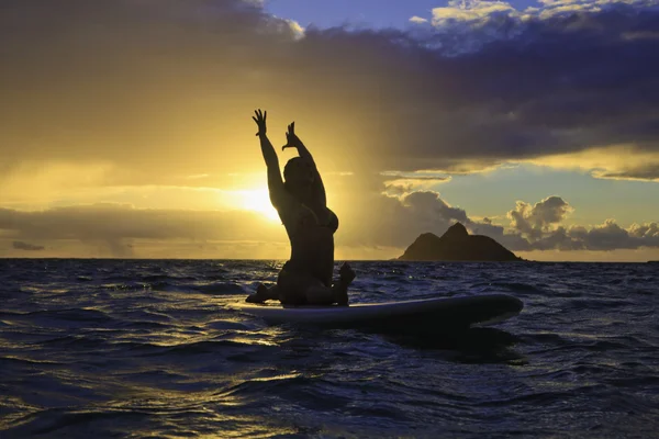 Yoga au lever du soleil sur planche à pagaie — Photo