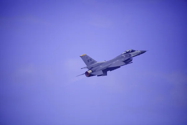 F 16 fliegt auf der kaneohe bay airshow — Stockfoto