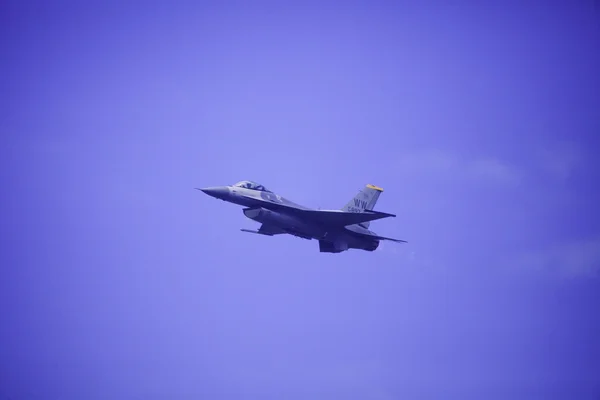 F 16 leci w zatoce kaneohe airshow — Zdjęcie stockowe