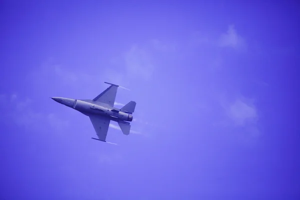 F 16 fliegt auf der kaneohe bay airshow — Stockfoto