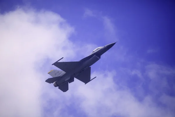 F 16 leci w zatoce kaneohe airshow — Zdjęcie stockowe