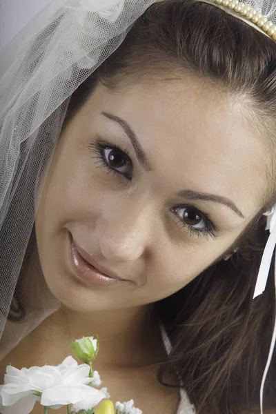 Young bride in veil with bouquet — Stock Photo, Image