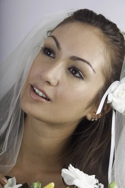 Noiva jovem em véu com buquê — Fotografia de Stock