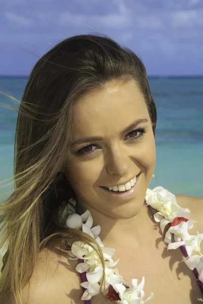 Chica en bikini en la playa — Foto de Stock