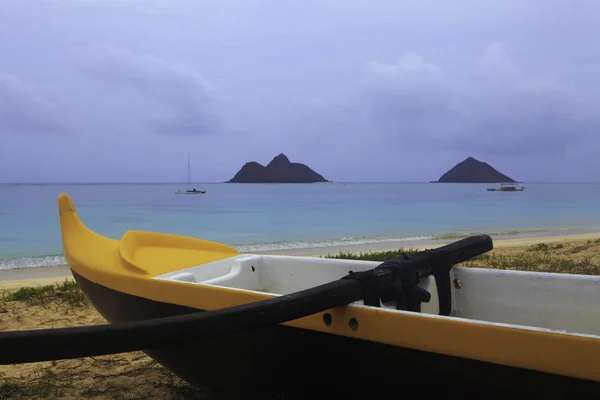 Canoa outrigger en una playa hawaii —  Fotos de Stock