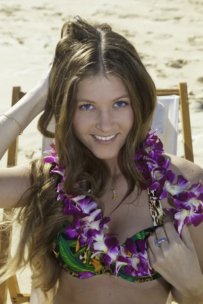 Tjej i bikini som sitter på en strandstol — Stockfoto