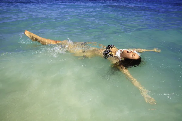 Tjej i bikini på lanikai beach — Stockfoto