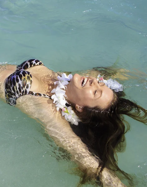 Tjej i bikini på lanikai beach — Stockfoto