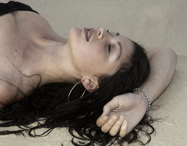 Meisje in een bikini op het strand — Stockfoto