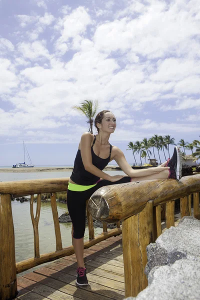 Jovem mulher exercitando — Fotografia de Stock