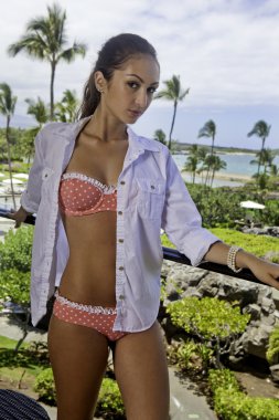 otel balkonda genç kadın