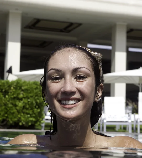 Tonåring i en pool — Stockfoto
