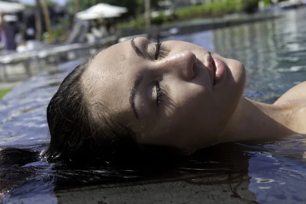 Tonåring i en pool — Stockfoto