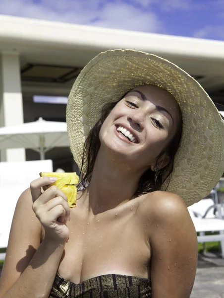 Teen at a pool eating pineapple — Stock Photo, Image