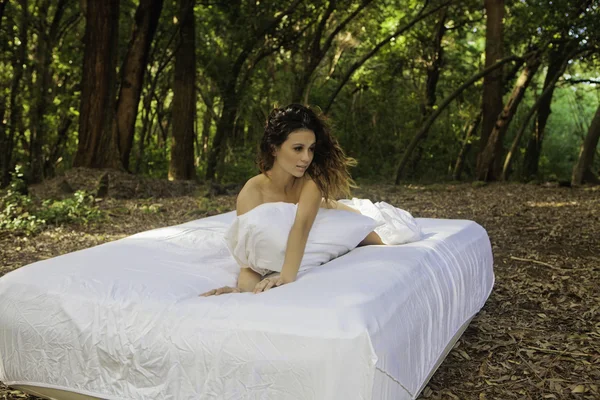 Kız ormanda yatakta — Stok fotoğraf