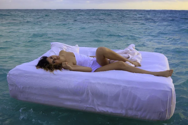 Mulher na cama à deriva — Fotografia de Stock
