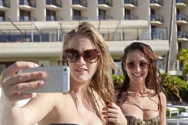 Two girls taking a picture — Stock Photo, Image