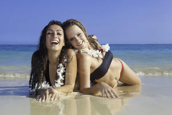 Zwei Mädchen am Strand — Stockfoto