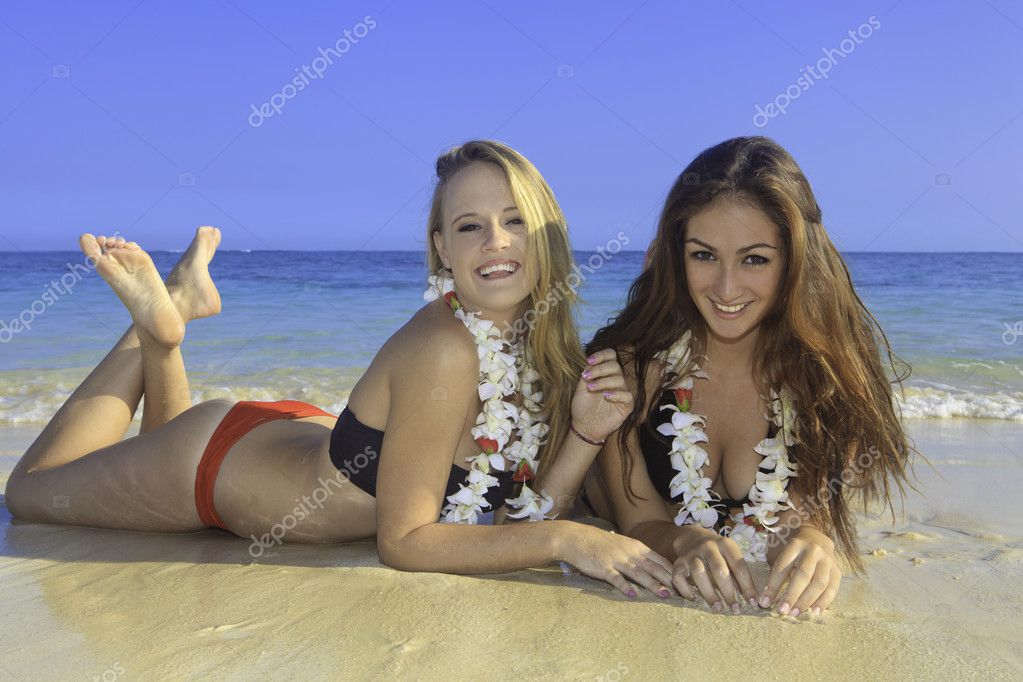 Парень развлекается с двумя подругами на пляже