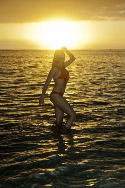 Menina na praia ao nascer do sol — Fotografia de Stock