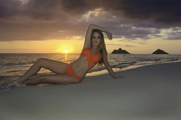 Flicka på stranden vid soluppgången — Stockfoto