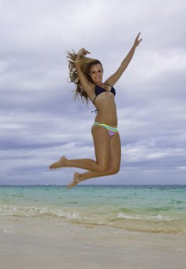 Plajda bikinili bir kız