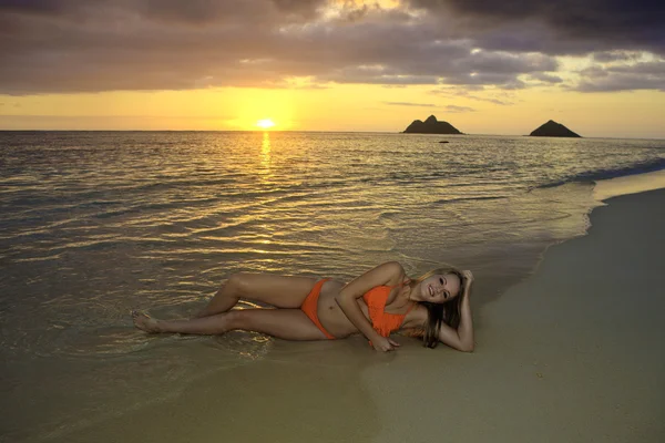 Menina na praia ao nascer do sol — Fotografia de Stock