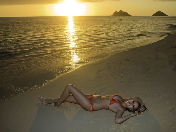 Девушка на пляже на восходе солнца — стоковое фото