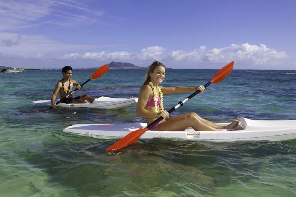 Pareja remando surfskis —  Fotos de Stock