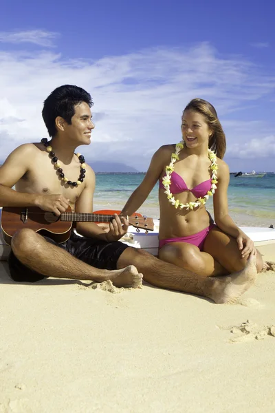 Par på stranden med ukulele — Stockfoto