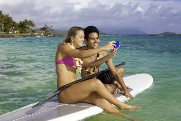 Pareja en paddle board fotografiando — Foto de Stock