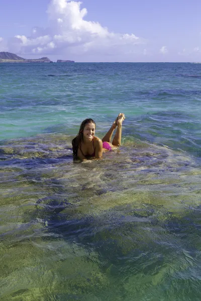 Dívka na skalách v oceánu — Stock fotografie