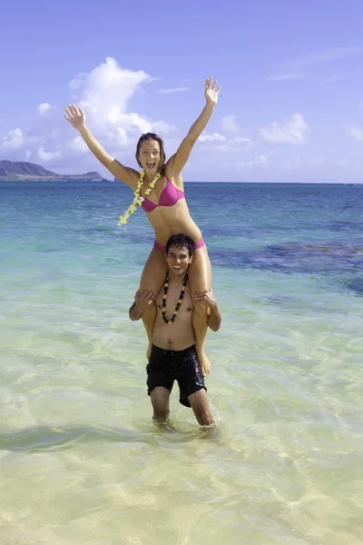 Mixed couple in hawaii — Stock Photo, Image