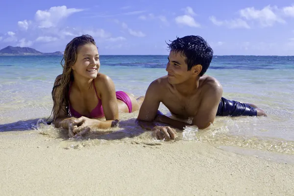 Casal misto em hawaii — Fotografia de Stock