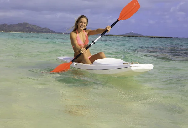 Menina com surfski — Fotografia de Stock