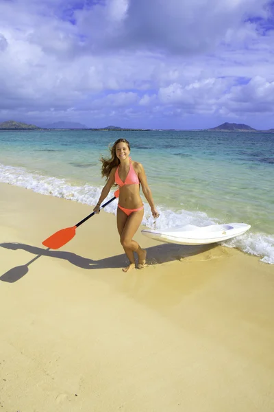 Chica con surfski — Foto de Stock