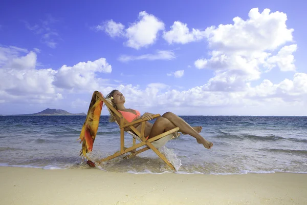 Menina de biquíni em uma cadeira de praia — Fotografia de Stock