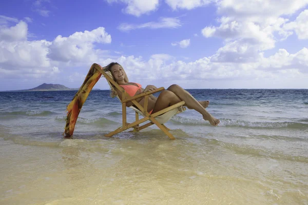 Κορίτσι σε μπικίνι σε μια παραλία καρέκλα — Φωτογραφία Αρχείου