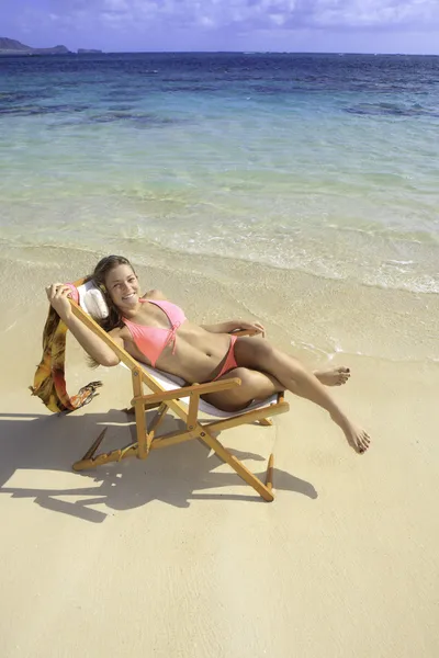 Lány-ban bikini a strandon elnökletével — Stock Fotó