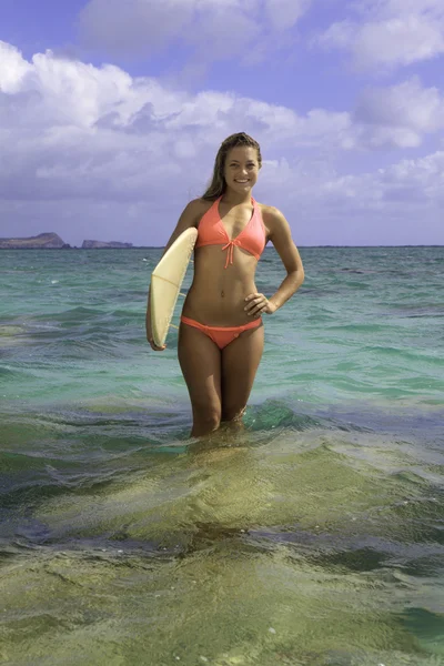 Blondine im Bikini mit Surfbrett — Stockfoto