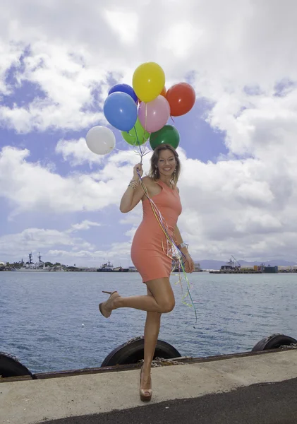 Modische Frau mit Luftballons — Stockfoto