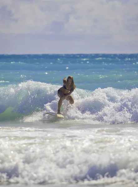 Ξανθιά κοπέλα surfing στο κύματα — Φωτογραφία Αρχείου