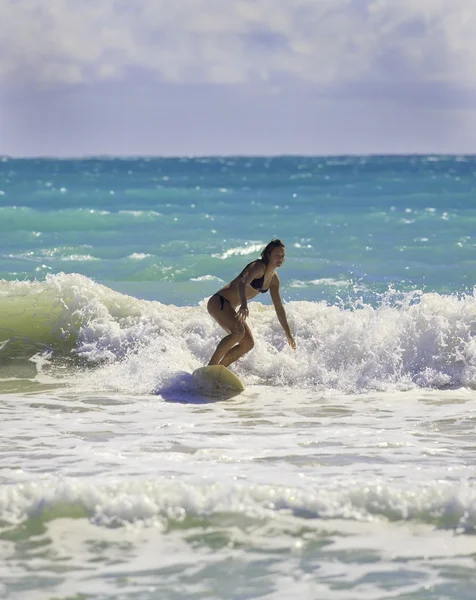 Ξανθιά κοπέλα surfing στο κύματα — Φωτογραφία Αρχείου