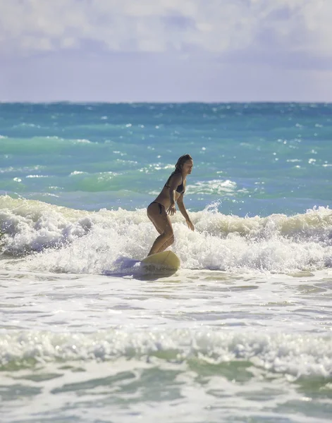 Blondes Mädchen surft auf den Wellen — Stockfoto